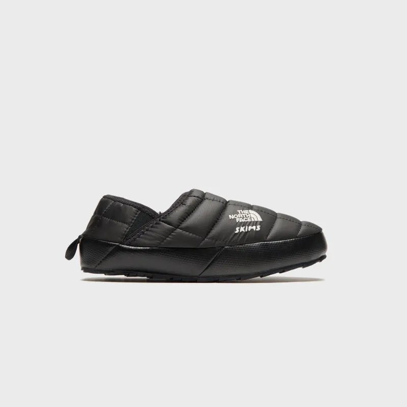 The North Face x SKIMS WMNS Thermoball Traction Mule V - Onyx made by Kith