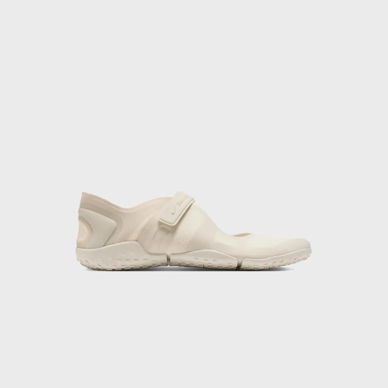 NikeSKIMS WMNS Rift Mesh - Light Bone / Light Orewood Brown made by Kith