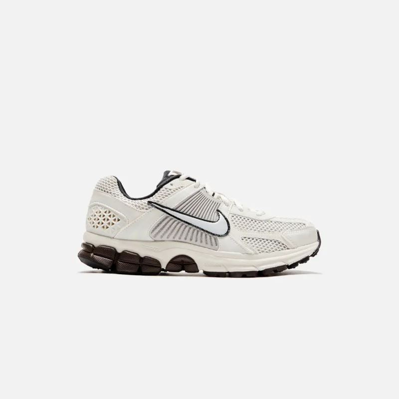 Nike WMNS Zoom Vomero 5 - Phantom / Metallic Platinum sold by Kith