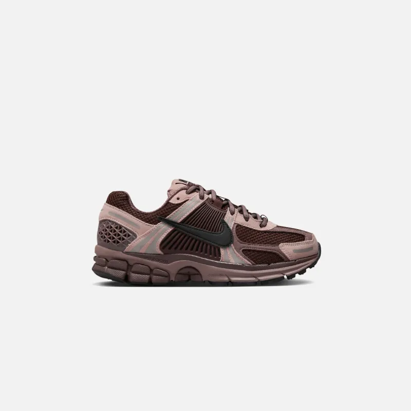 Nike WMNS Zoom Vomero 5 - Plum Eclipse / Black / Pink Oxford / Earth sold by Kith