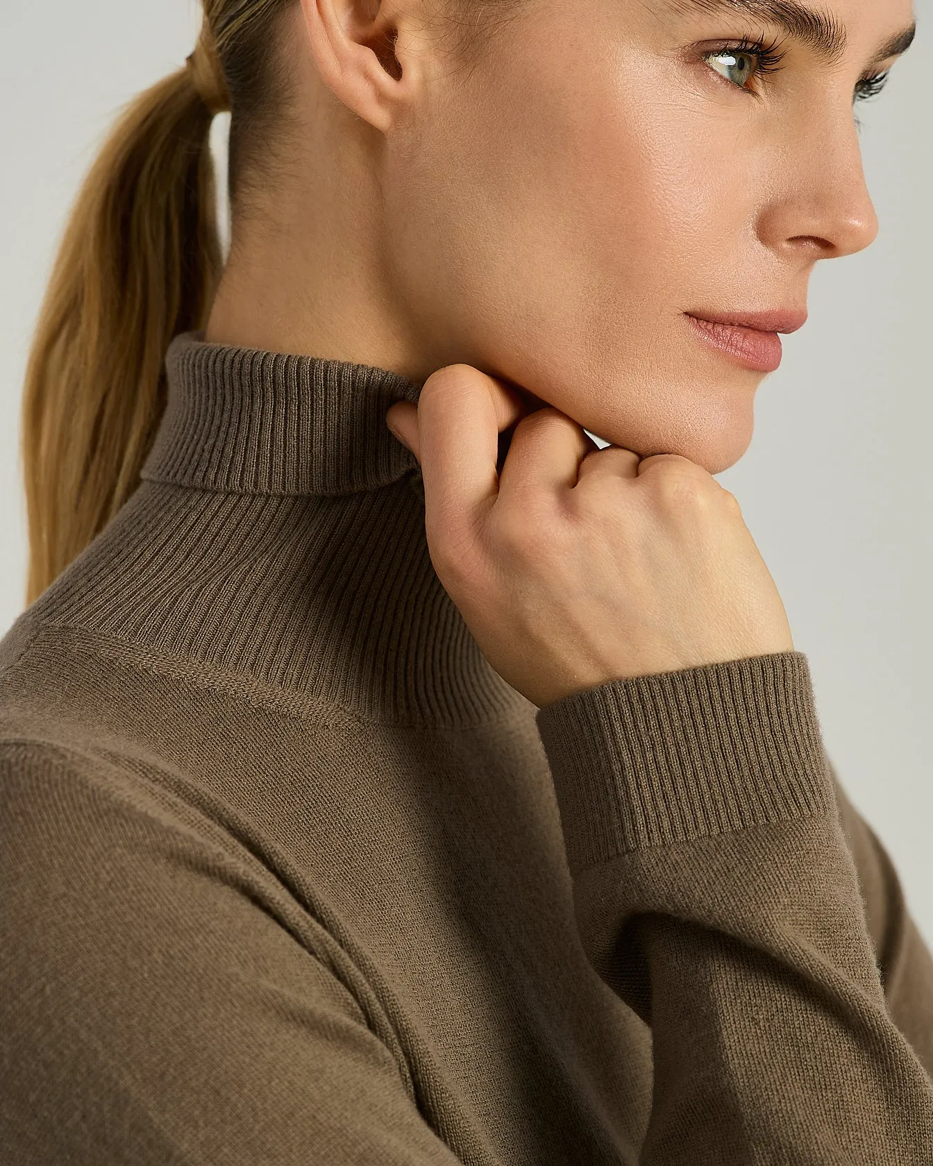 TAUPE CASHMERE TURTLENECK SWEATER sold by Kiton product image thumbnail 4
