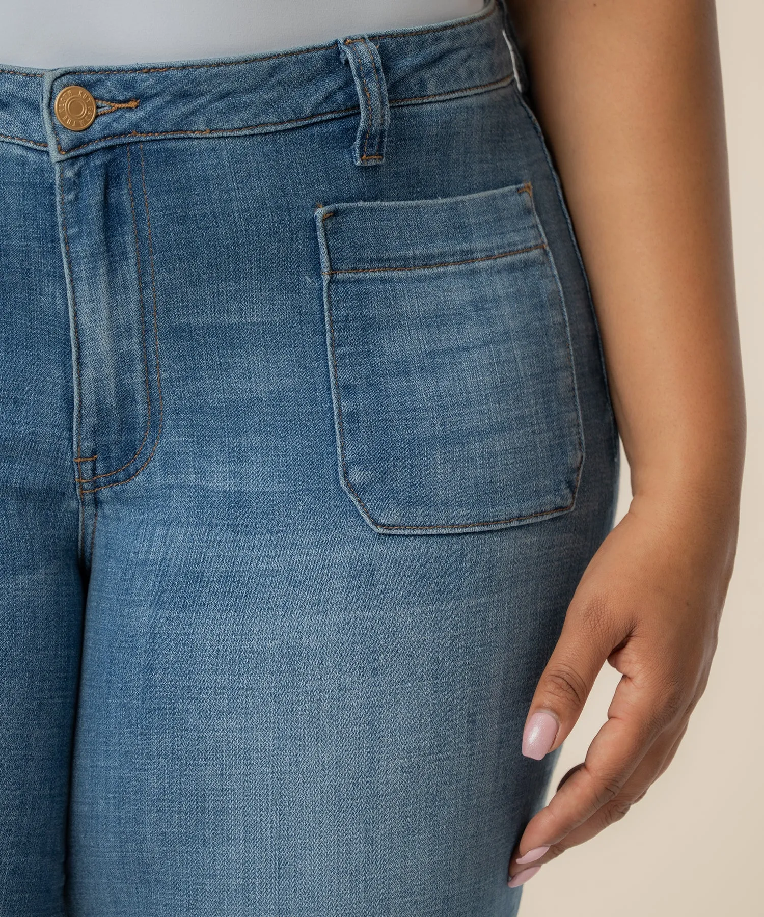 Amy Mid Rise Crop Straight Leg, Plus in Attractive Wash sold by Kut from the Kloth product image thumbnail 4