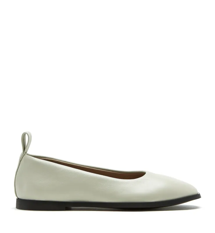 GIGI LEATHER FLAT sold by La CANADIENNE
