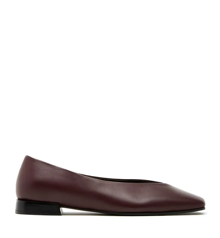 ANGELINA LEATHER FLAT sold by La CANADIENNE