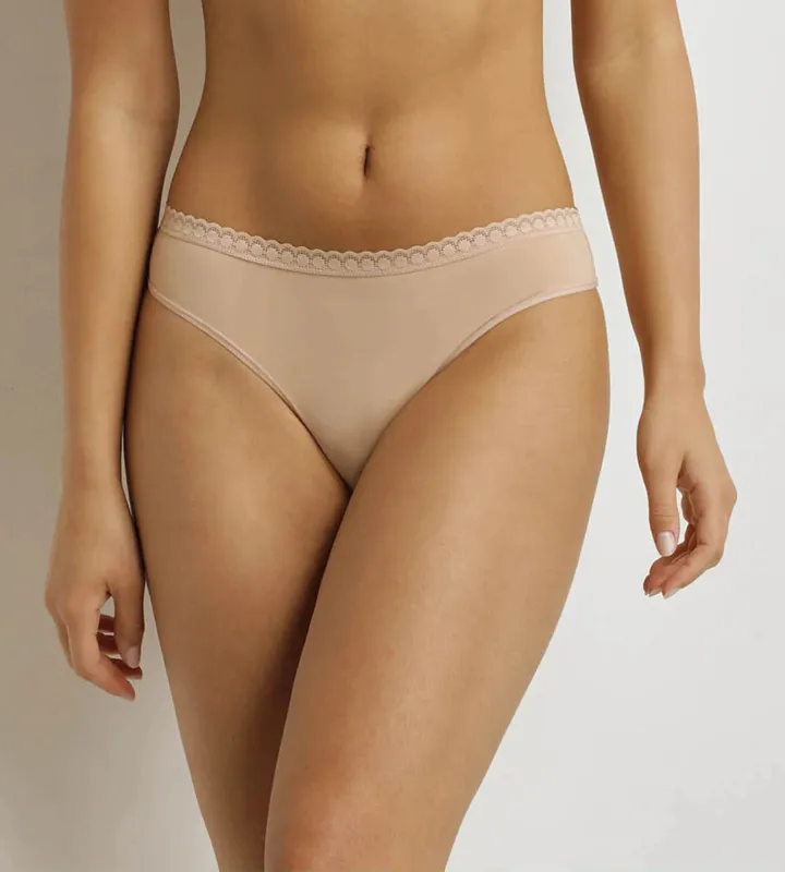 DIM DAILY MICRO THONG in Rosetan sold by La SENZA
