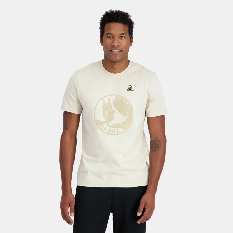 2411176-LA PAIX Tee SS N°1 M peyote | T-shirt motif «La Paix» Homme sold by Le Coq Sportif