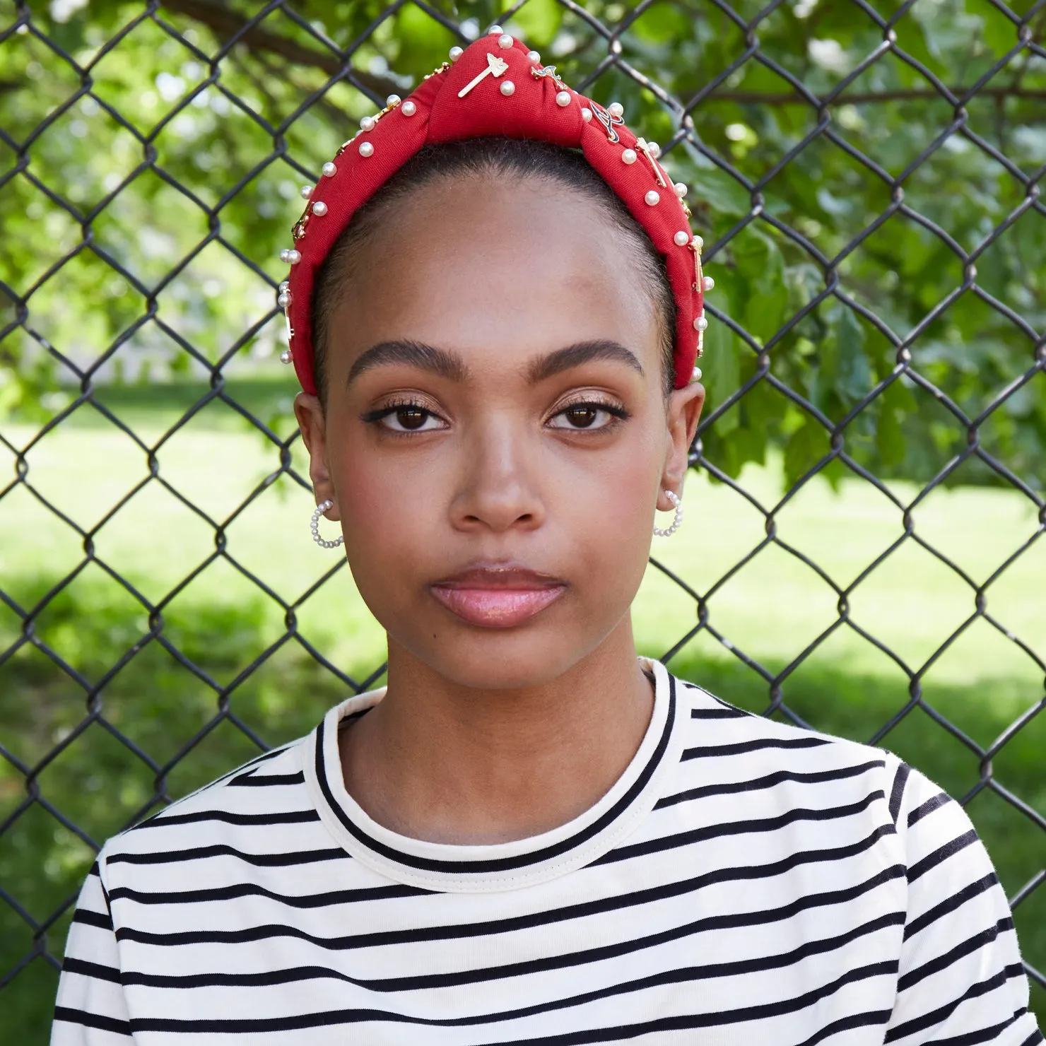 ATLANTA BRAVES LELE SADOUGHI / MLB RED EMBELLISHED KNOTTED HEADBAND sold by Lele Sadoughi product image thumbnail 4