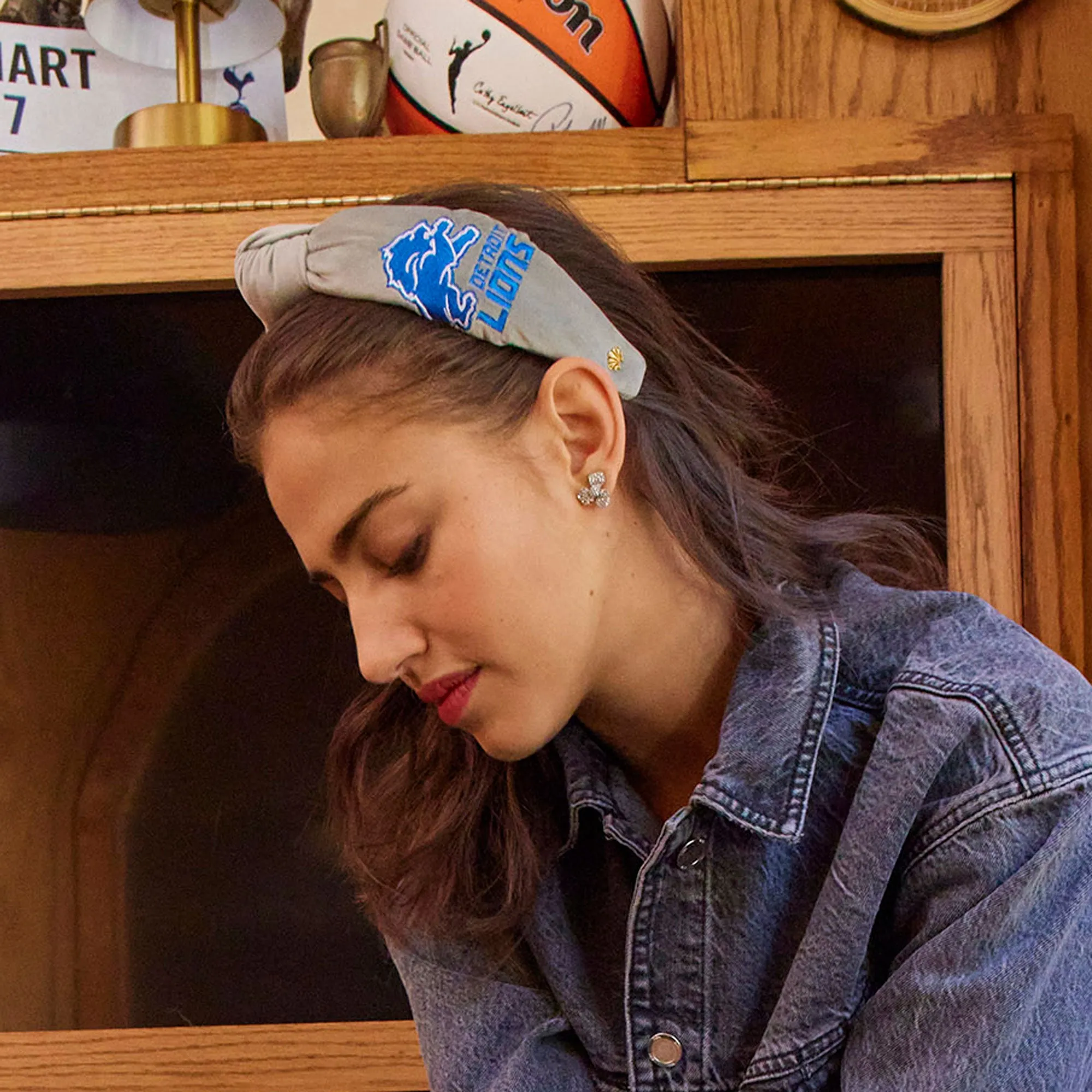 DETROIT LIONS LELE SADOUGHI X NFL GRAY EMBROIDERED KNOTTED HEADBAND sold by Lele Sadoughi product image thumbnail 2