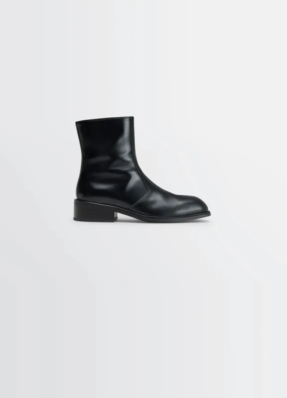 ZIPPED BOOTS IN LEATHER made by Lemaire