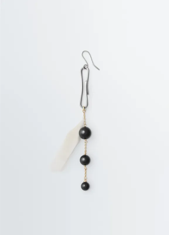 DOT EARRING WITH ONYX AND ROOSTER FEATHER made by Lemaire