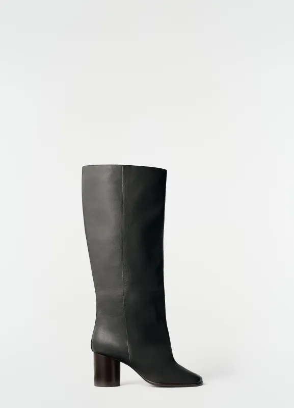 CREASE SLEEVE BOOTS IN SOFT GLOSSY LEATHER made by Lemaire