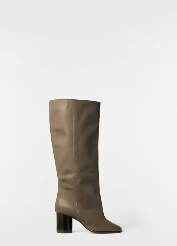 CREASE SLEEVE BOOTS IN SOFT GLOSSY LEATHER made by Lemaire