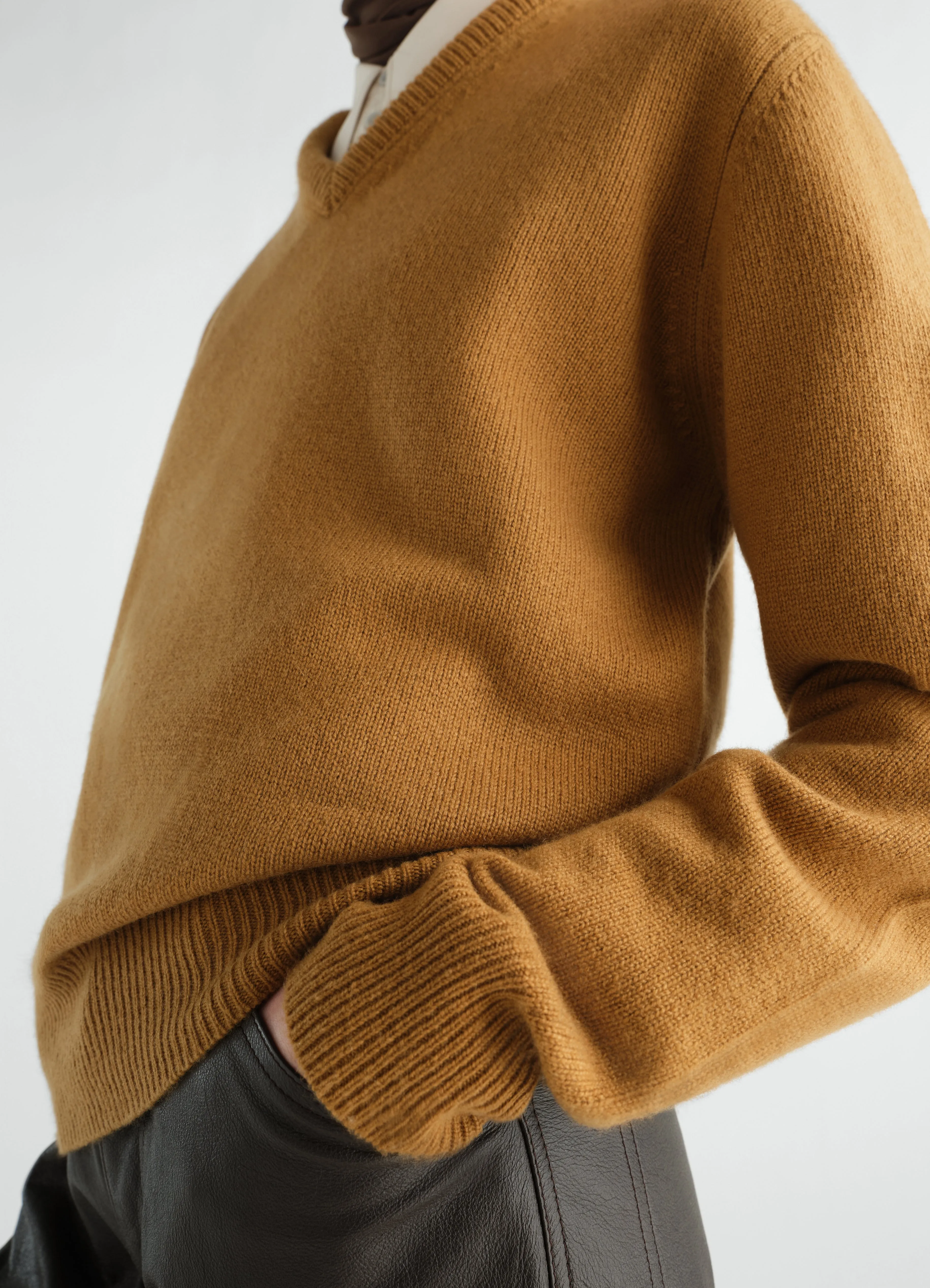 V-NECK SWEATER IN CASHMERE sold by Lemaire product image thumbnail 5