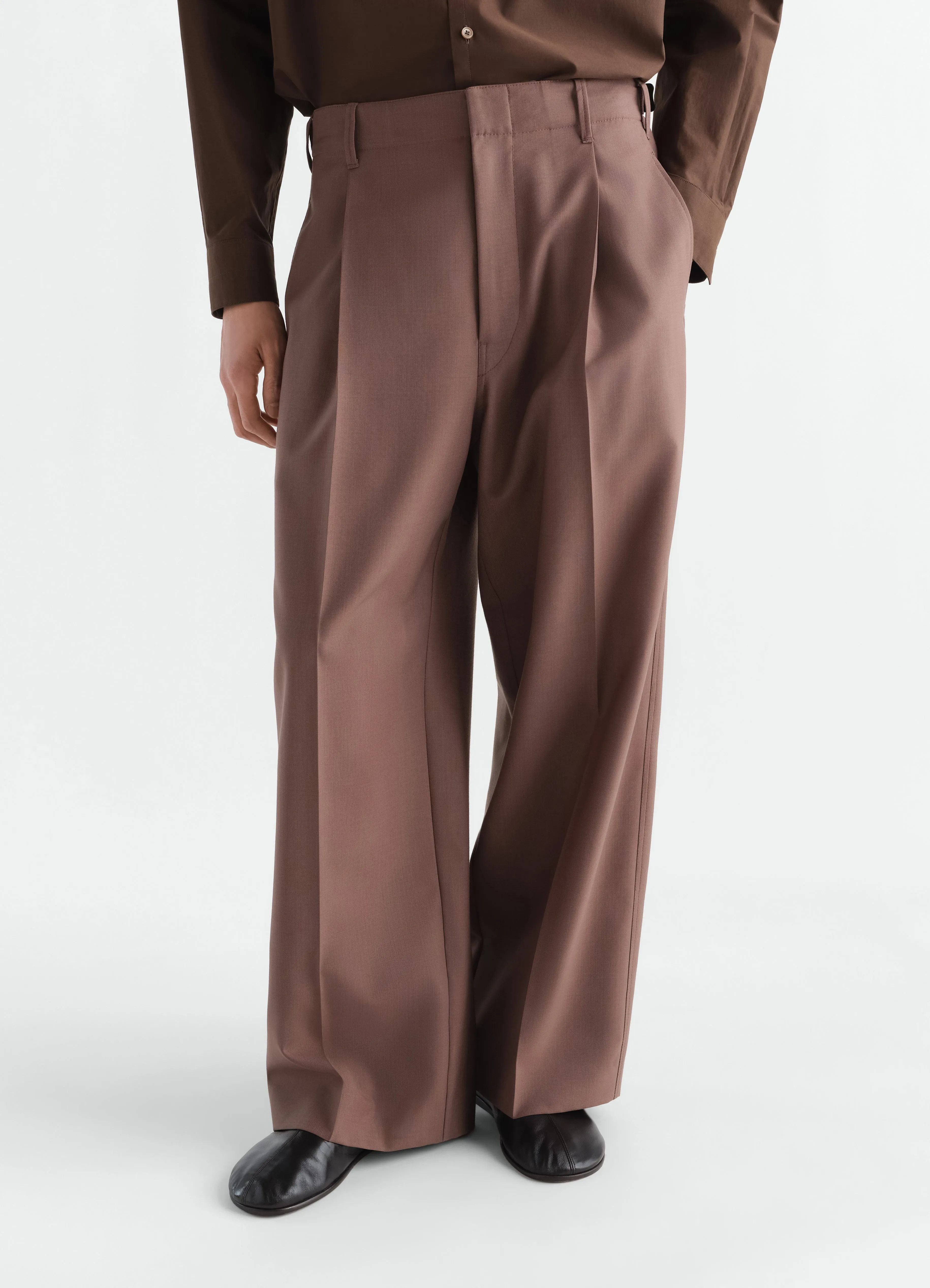 SINGLE PLEAT TAILORED PANTS IN TROPICAL WOOL BLEND sold by Lemaire product image thumbnail 2