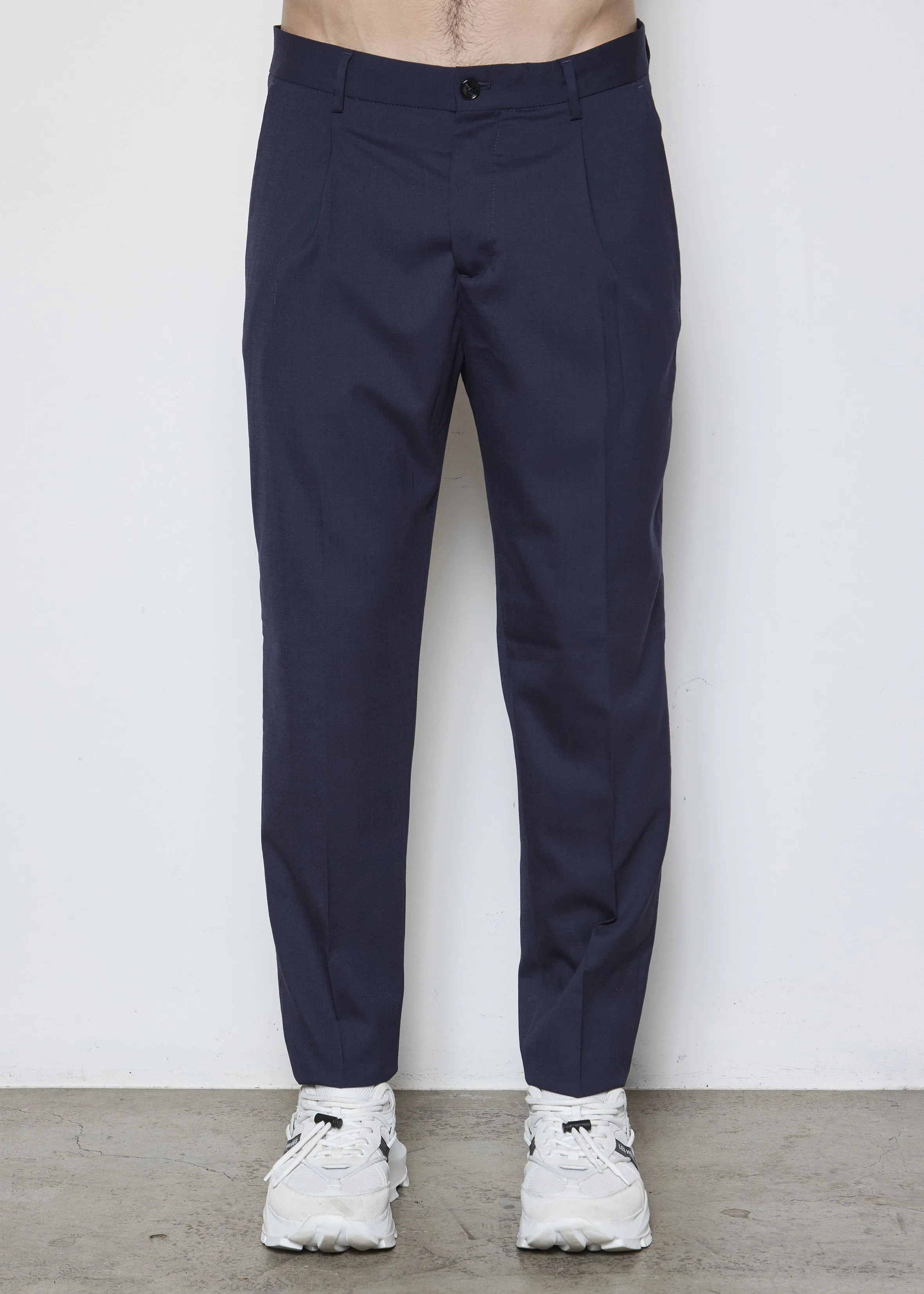 261L01001 Chinos sold by Les Hommes
