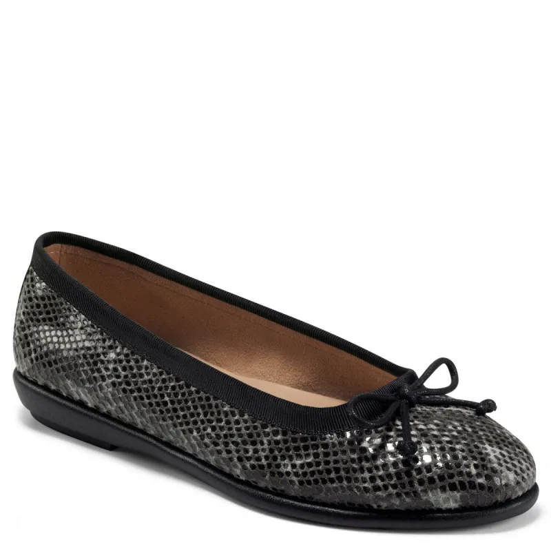 Homebet Flat sold by Lord & Taylor