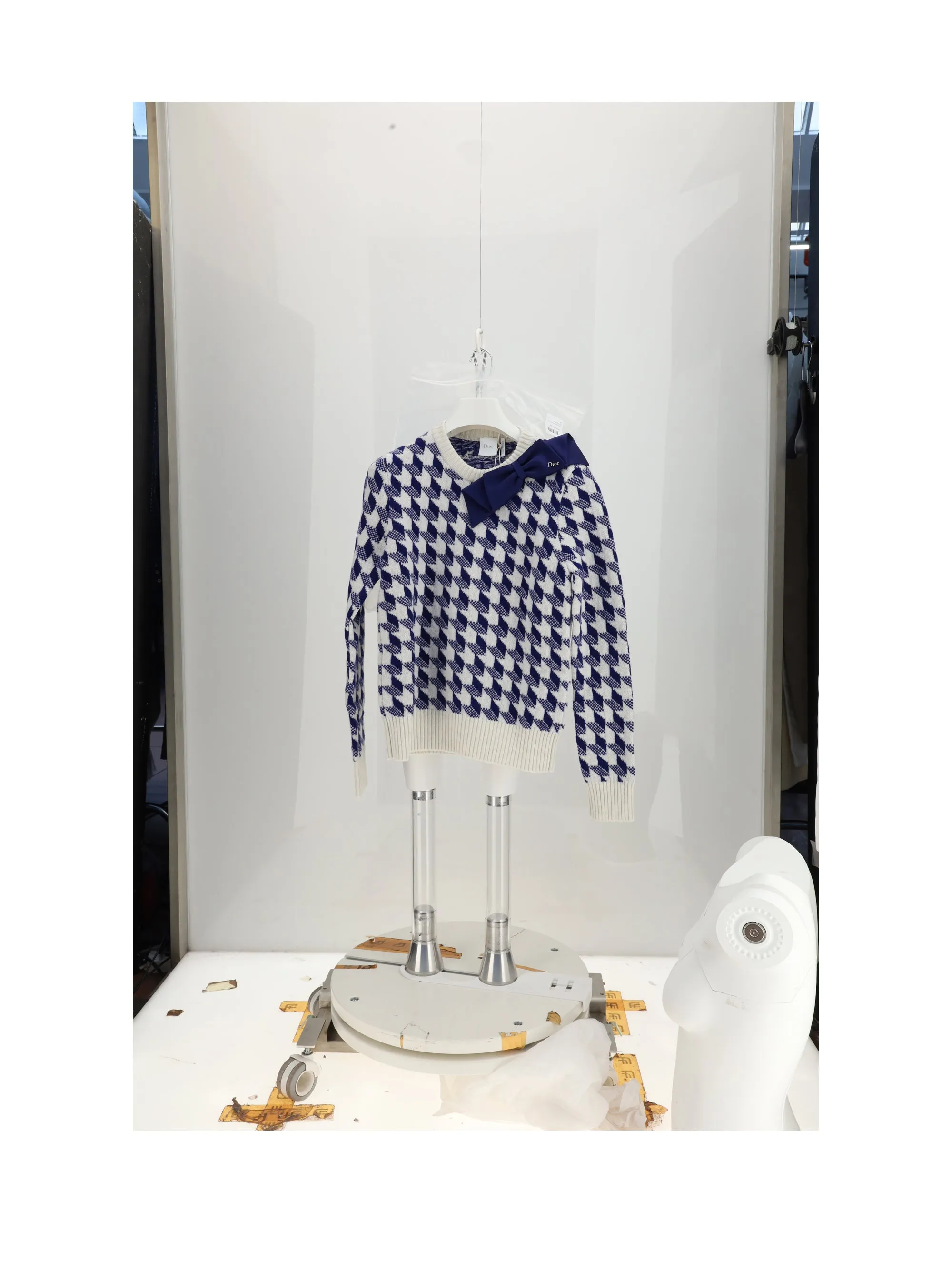 Pullover White sold by Lord & Taylor