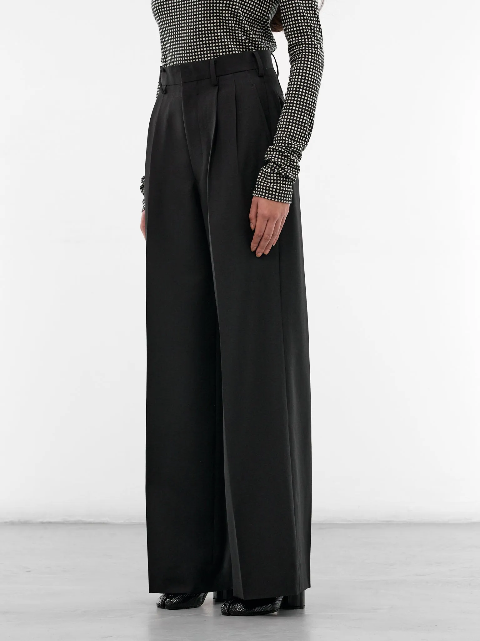 Black Pleated Wide Tailored Trousers (JQ-P011-S26-BLACK) sold by lorenzo product image thumbnail 2