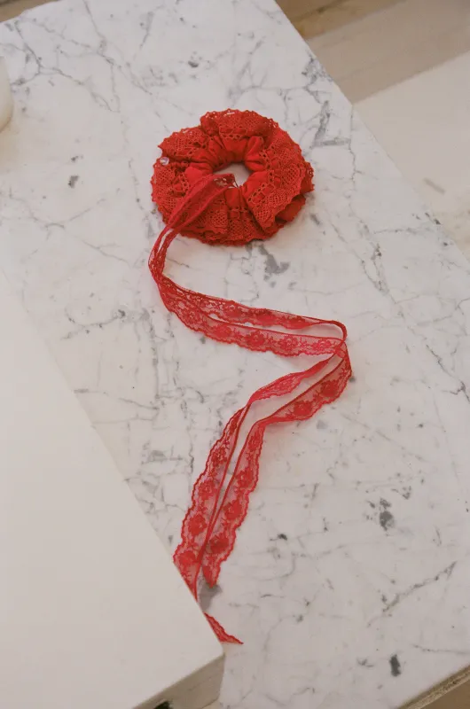LACE SCRUNCHIE, RED made by Merrma