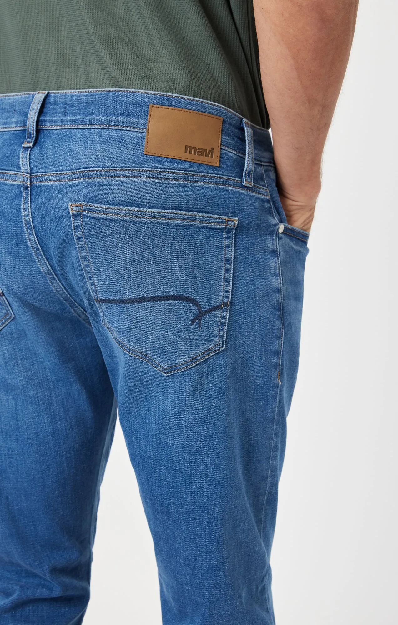 JAKE SLIM LEG IN MID BRUSHED FEATHER BLUE sold by Mavi product image thumbnail 5