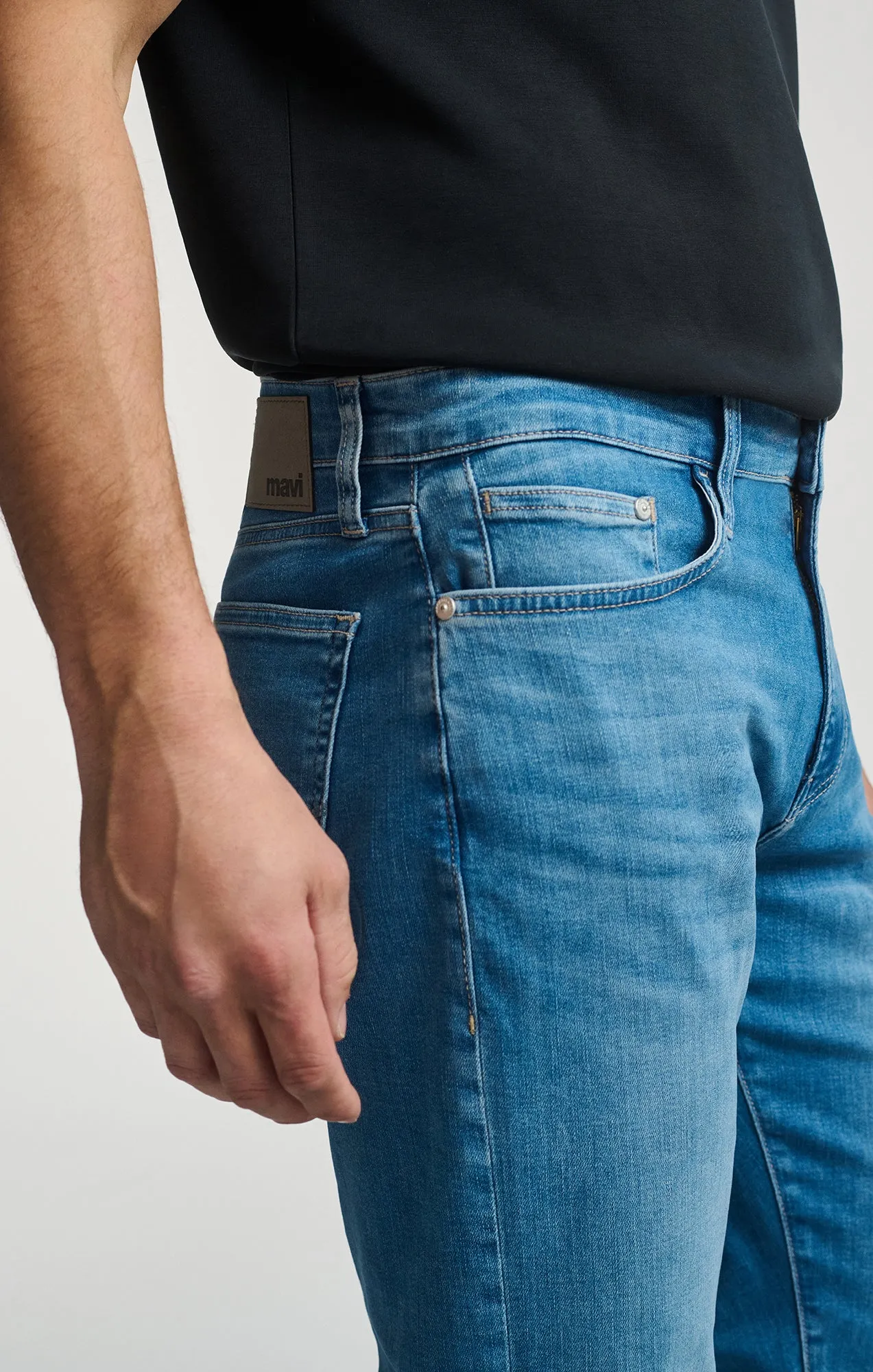 ZACH STRAIGHT LEG IN MID BRUSHED FEATHER BLUE sold by Mavi product image thumbnail 2