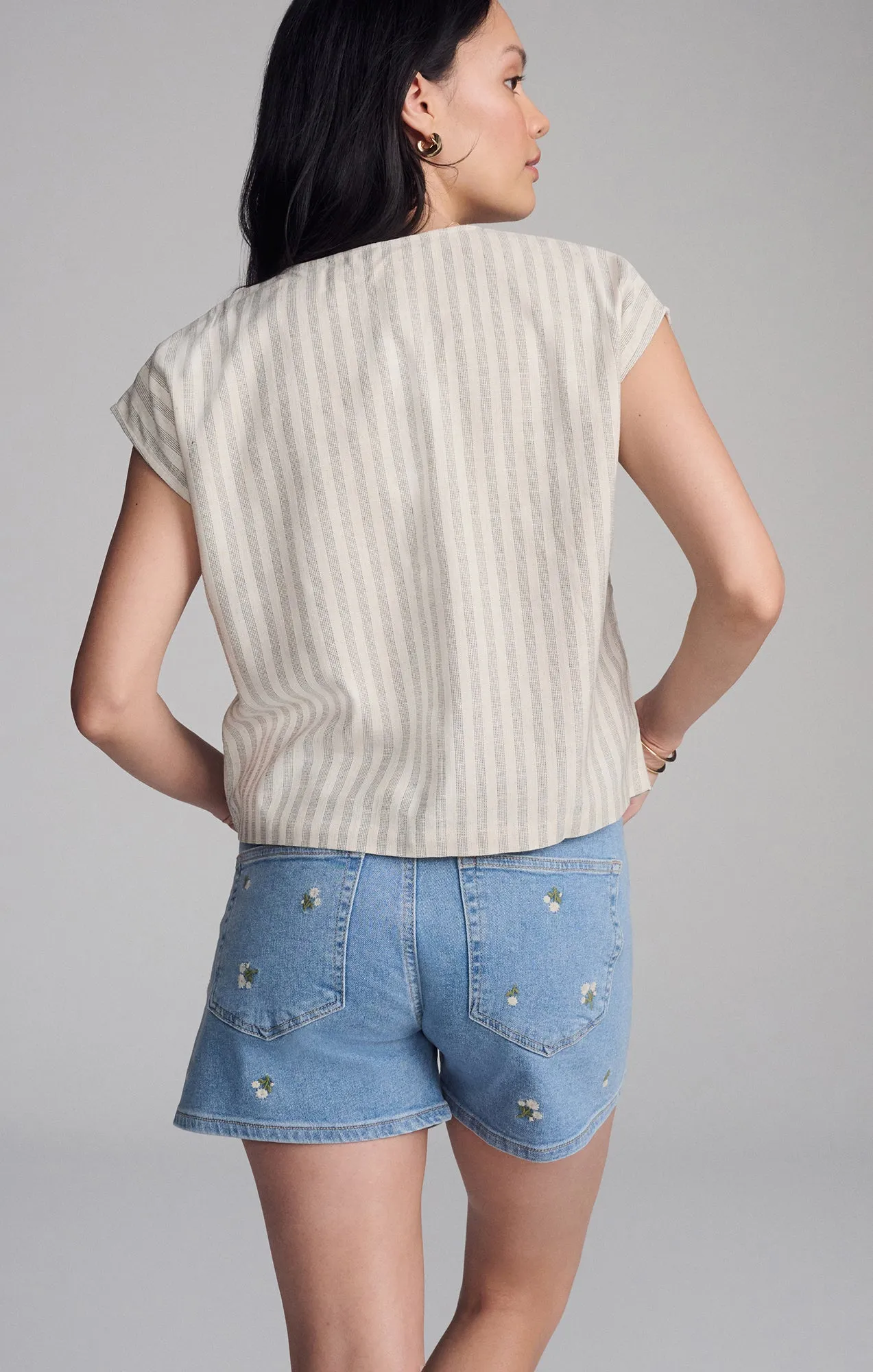 V-NECK SHORT SLEEVE BUTTON SHIRT IN BLACK STRIPE sold by Mavi product image thumbnail 5