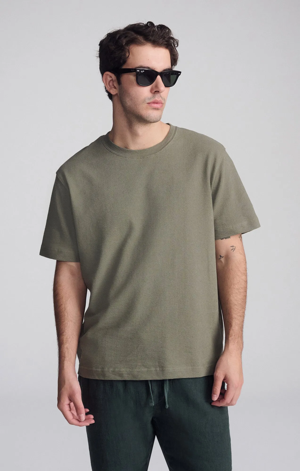 SHORT SLEEVE CREW NECK T-SHIRT IN DUSTY OLIVE sold by Mavi