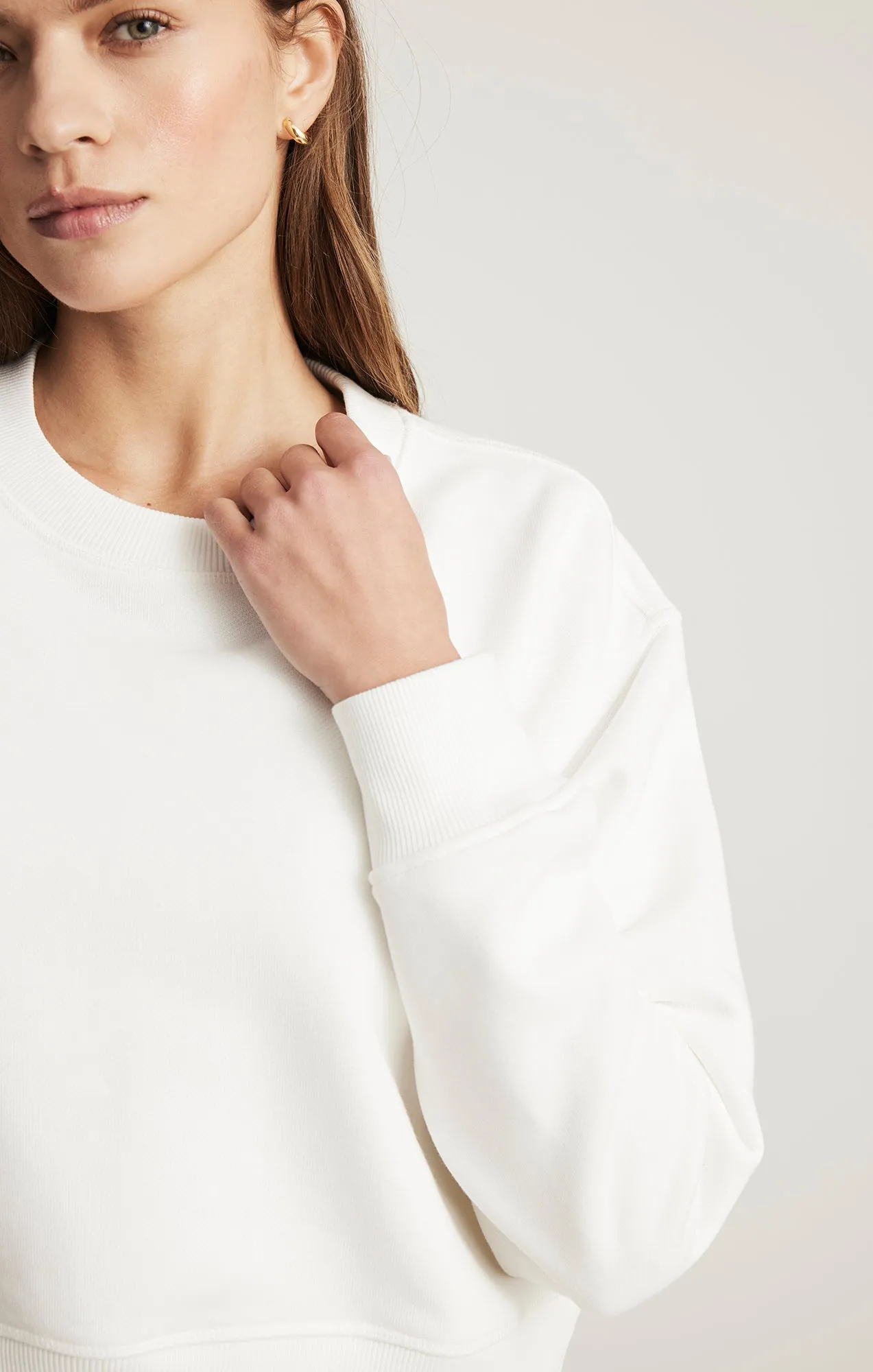 CROPPED CREW NECK SWEATSHIRT IN ANTIQUE WHITE sold by Mavi product image thumbnail 3