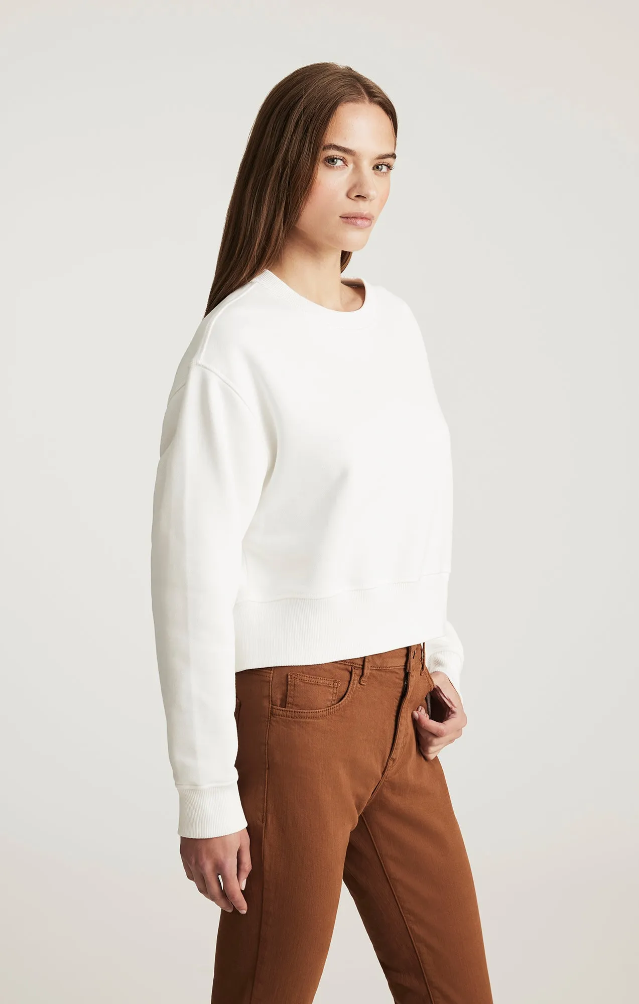 CROPPED CREW NECK SWEATSHIRT IN ANTIQUE WHITE sold by Mavi product image thumbnail 2