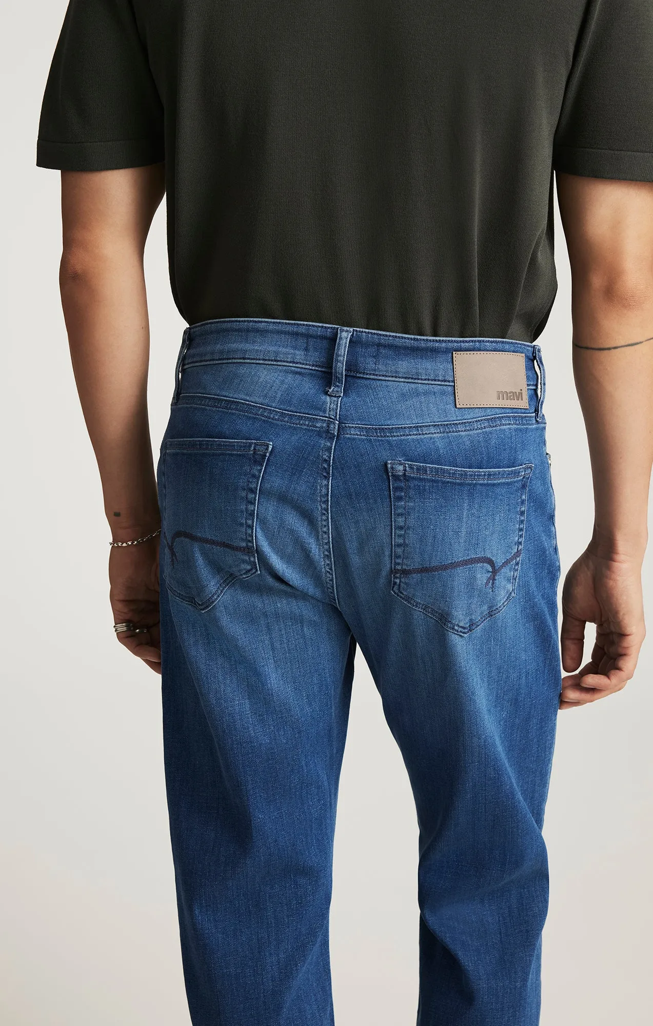 ZACH STRAIGHT LEG IN MID BRUSHED FEATHER BLUE sold by Mavi product image thumbnail 4