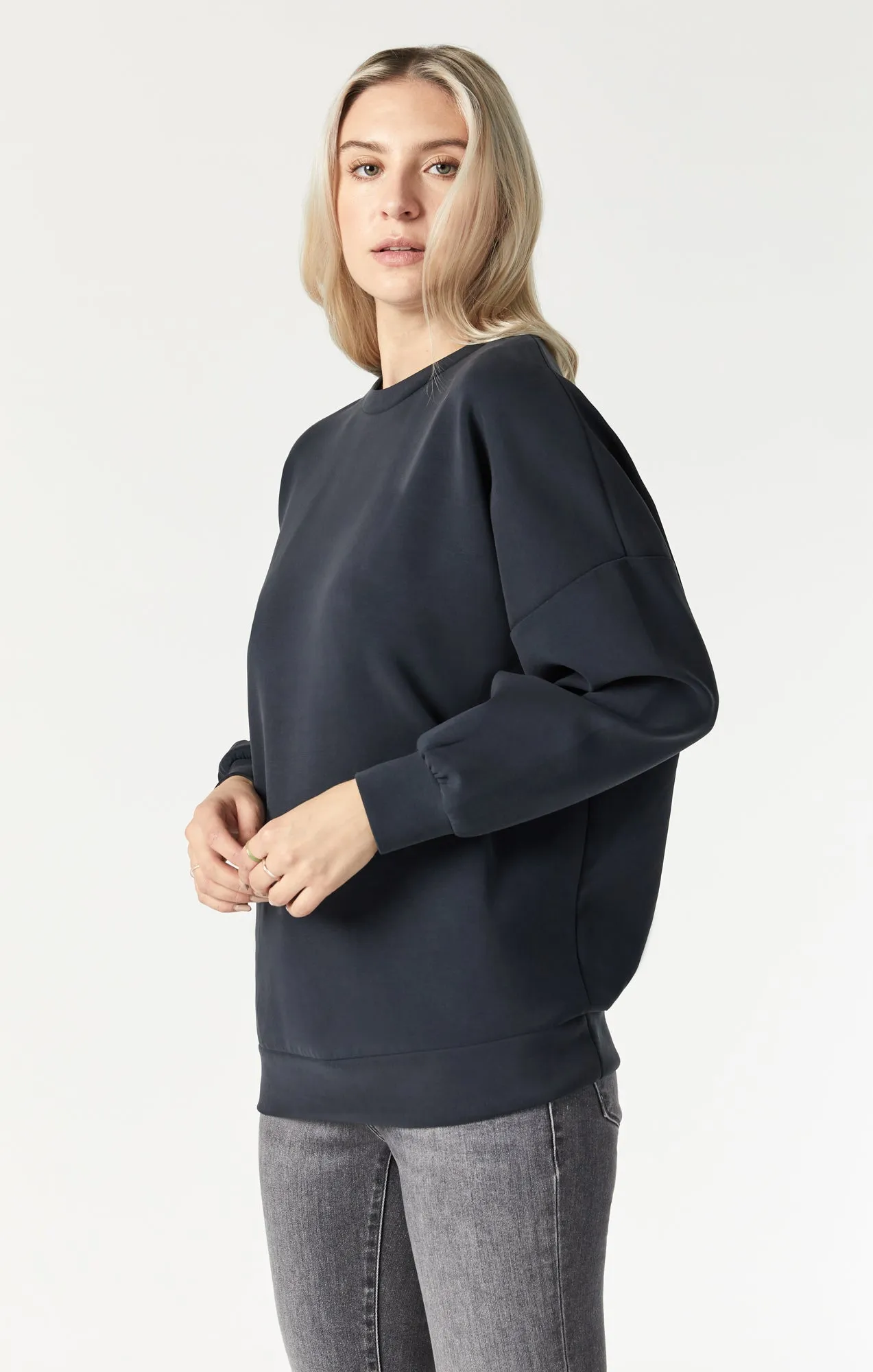 LUXE TOUCH OVERSIZED SWEATSHIRT IN BLACK sold by Mavi product image thumbnail 3