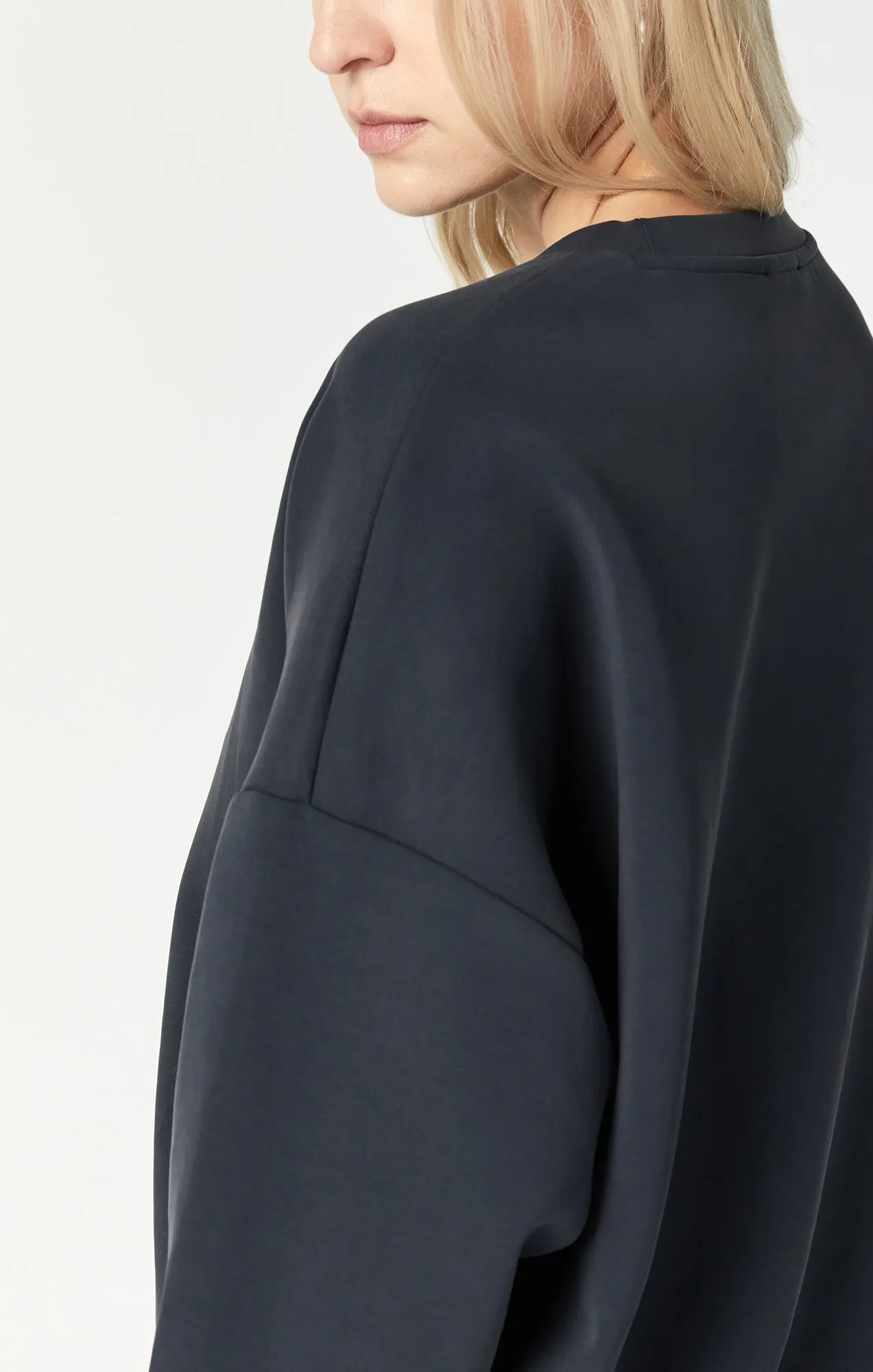 LUXE TOUCH OVERSIZED SWEATSHIRT IN BLACK sold by Mavi product image thumbnail 5
