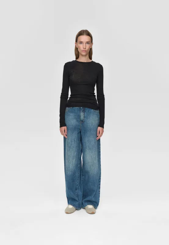 Natashas long sleeved t-shirt 3736 - Black sold by Minimum