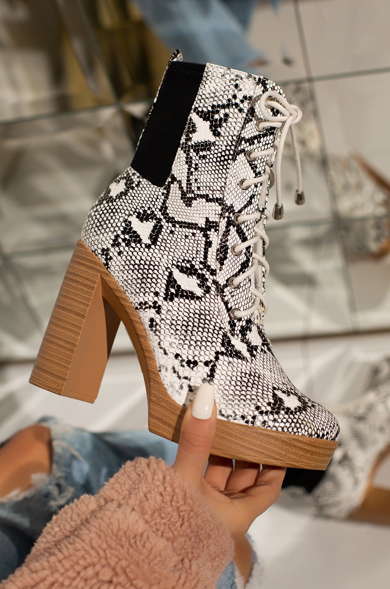 Berlin - Snake sold by Miss Lola