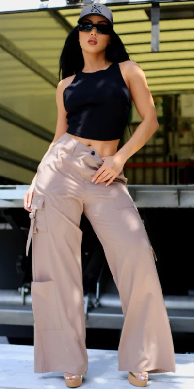 Crewneck Wide Cargo Outfit sold by Moda