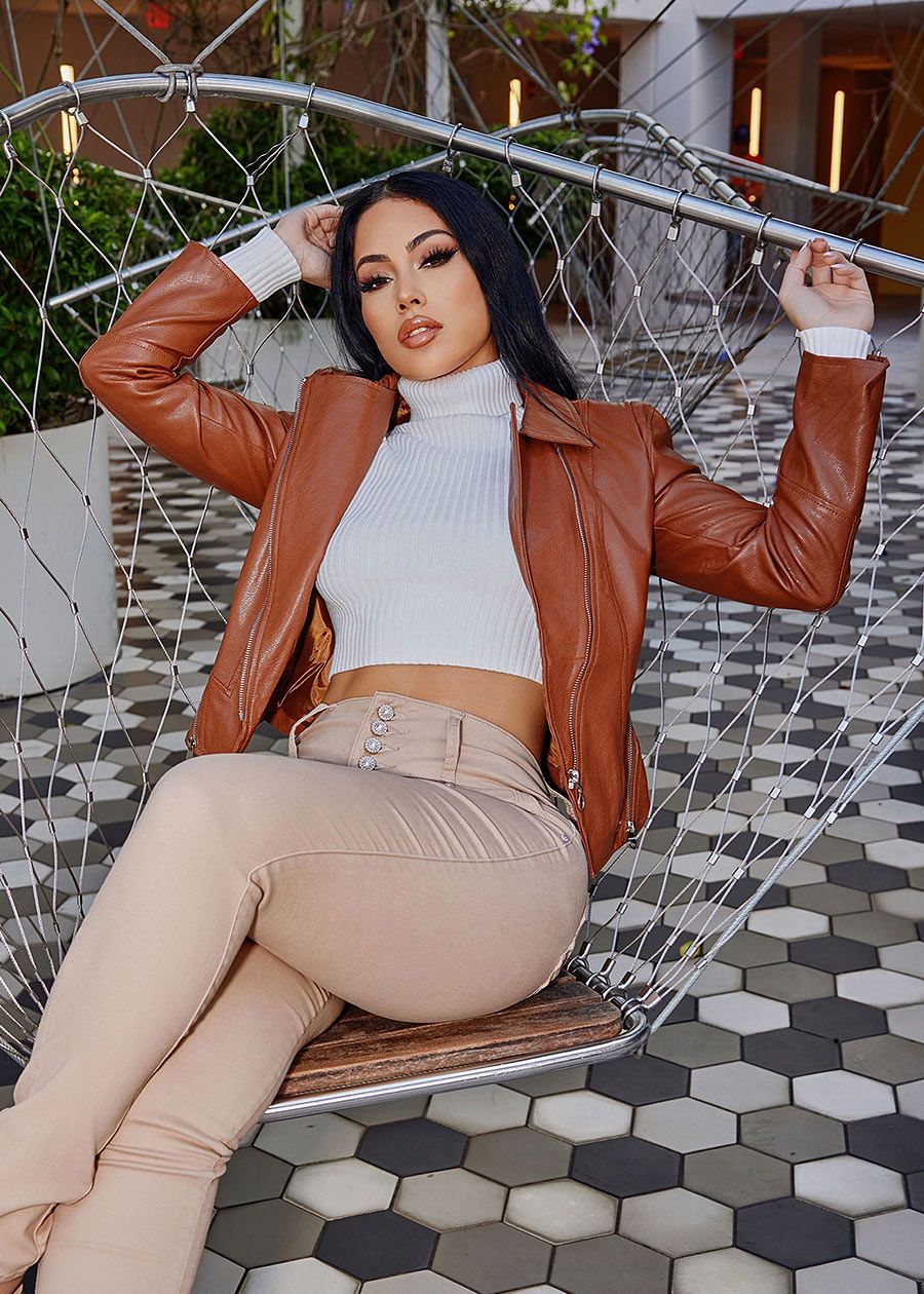 White Ribbed Turtleneck Cropped Sweater sold by Moda product image thumbnail 2