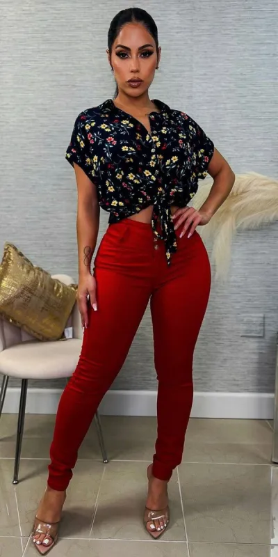 Red High Rise Levantacola Skinny Jeans with Navy Short Sleeve Drawstring Hem Floral Blouse sold by Moda