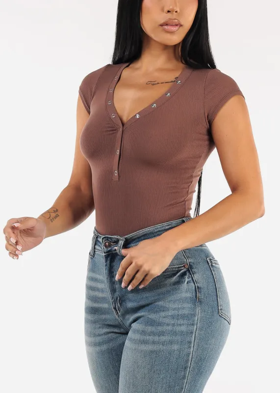 Short Sleeve Stretchy Ribbed Top Brown sold by Moda