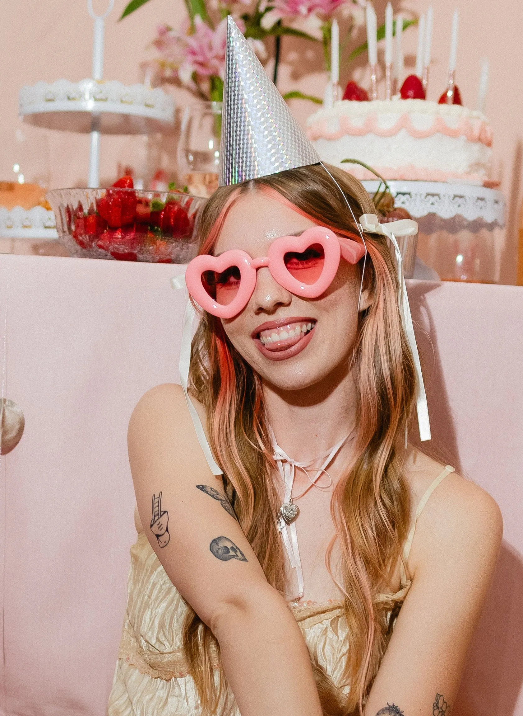 LOVE BUBBLES Sunglasses - Pink or White sold by Modcloth product image thumbnail 5