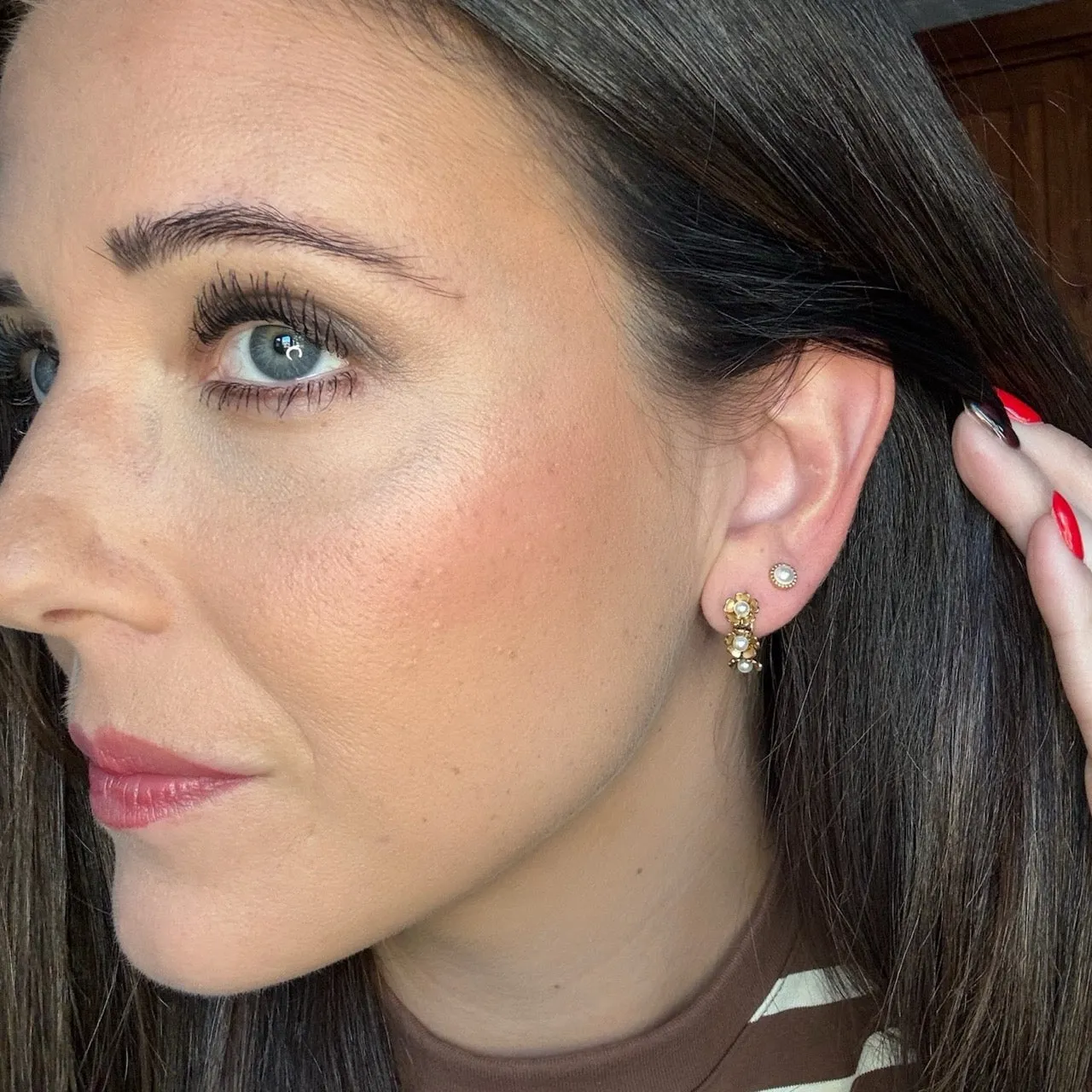 Pearl Flower Chunky 3D Huggie Hoop Earrings sold by Modcloth product image thumbnail 5