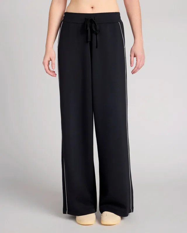 The Soft Stretch Contrast Piping Wide-Leg Pant - Black made by Mondetta