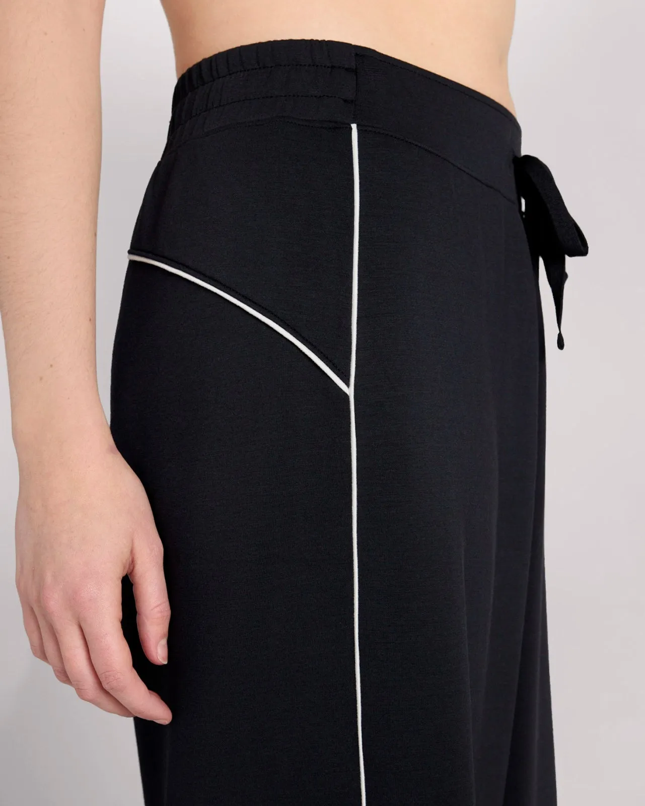 The Soft Stretch Contrast Piping Wide-Leg Pant - Black sold by Mondetta product image thumbnail 2