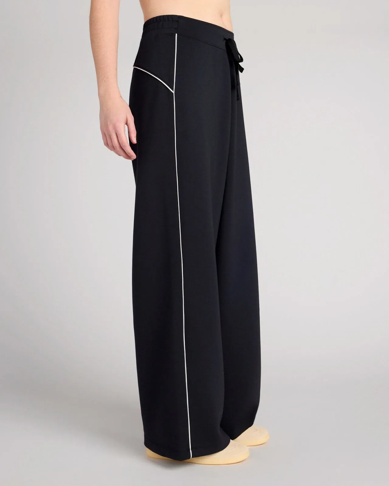 The Soft Stretch Contrast Piping Wide-Leg Pant - Black sold by Mondetta product image thumbnail 4