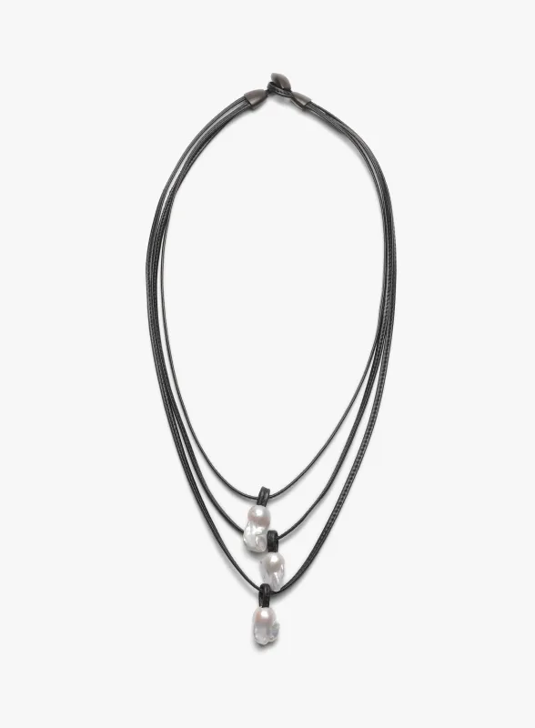 Albéa necklace: baroque pearls, leather sold by Monies