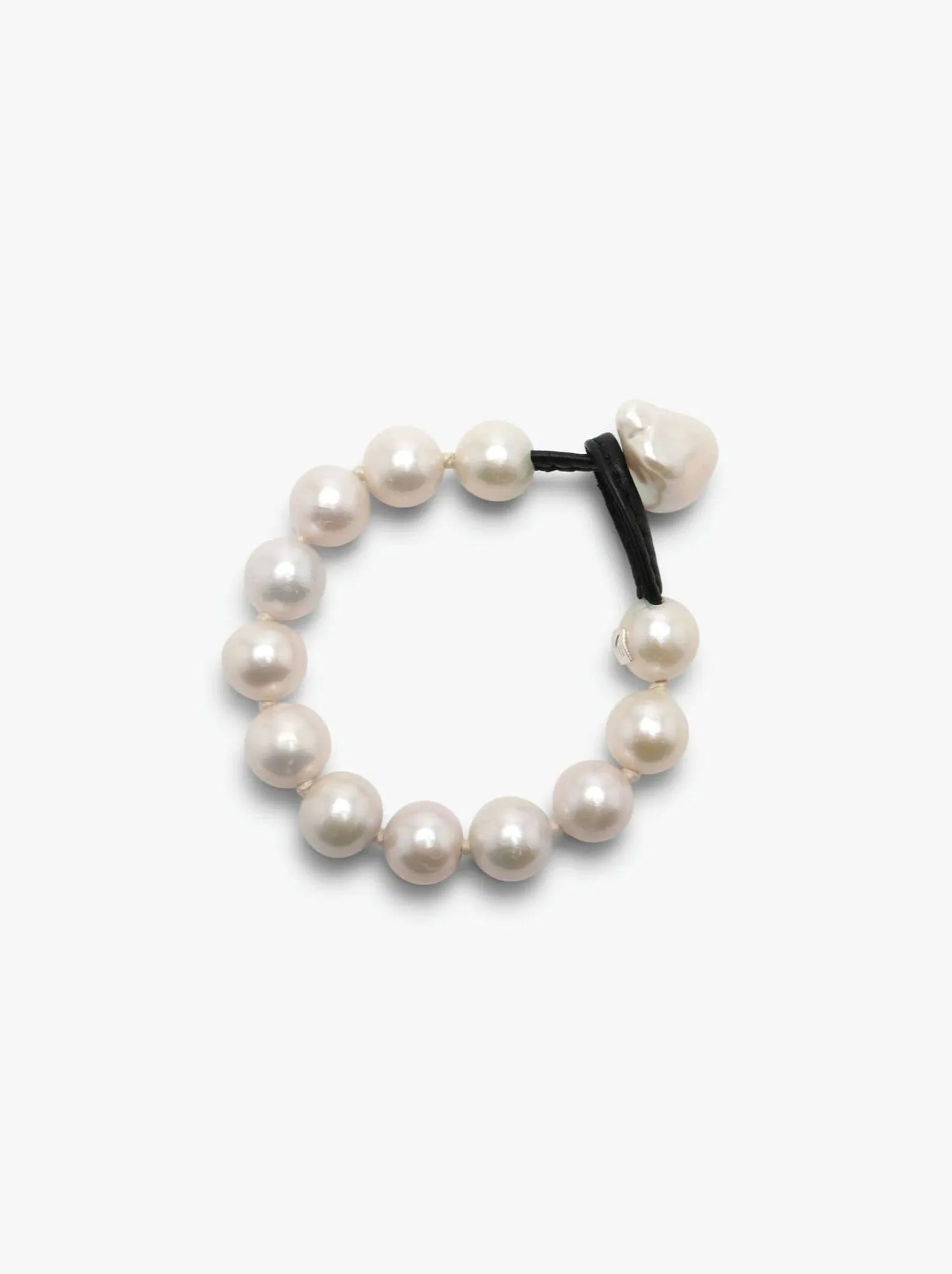 Aube bracelet: freshwater pearls sold by Monies product image thumbnail 5