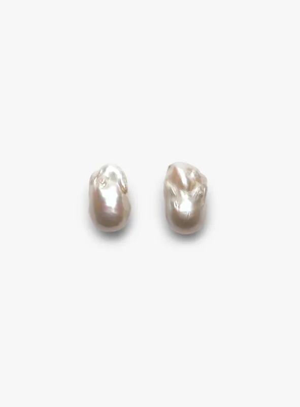 Marée earrings: baroque pearls sold by Monies