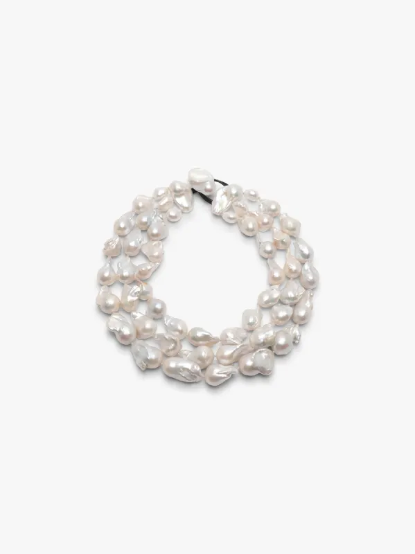 Necklace: baroque pearls made by Monies