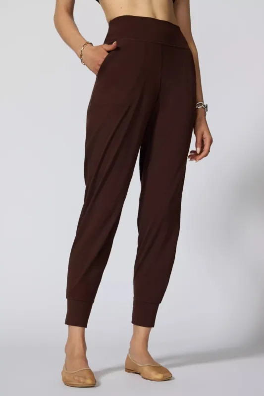 Vital Jogger - Chocolate Brown made by MPG