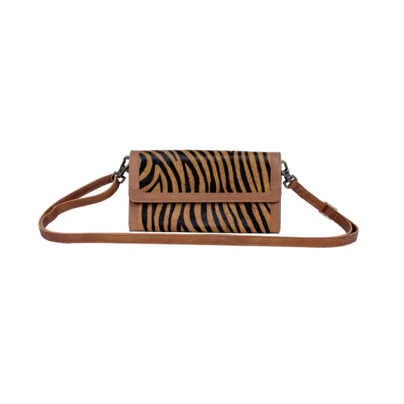Evaluate Wallet sold by Myra Bag