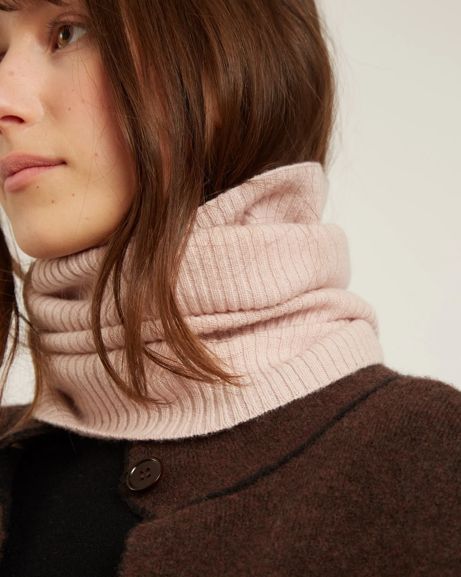 cache-cou en laine et cachemire EBBA sold by NAIF product image thumbnail 3